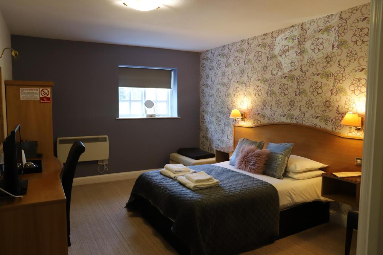 The Red Lion & Cellar Room, Betchworth Quarto foto